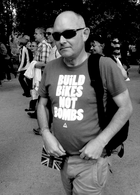 Mann mit Build Bikes Not Bombs T-Shirt